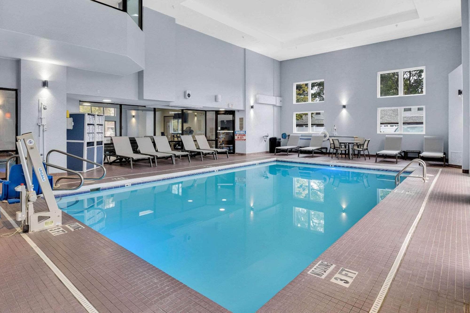 Hotel Country & By Radisson Rehoboth - Dewey